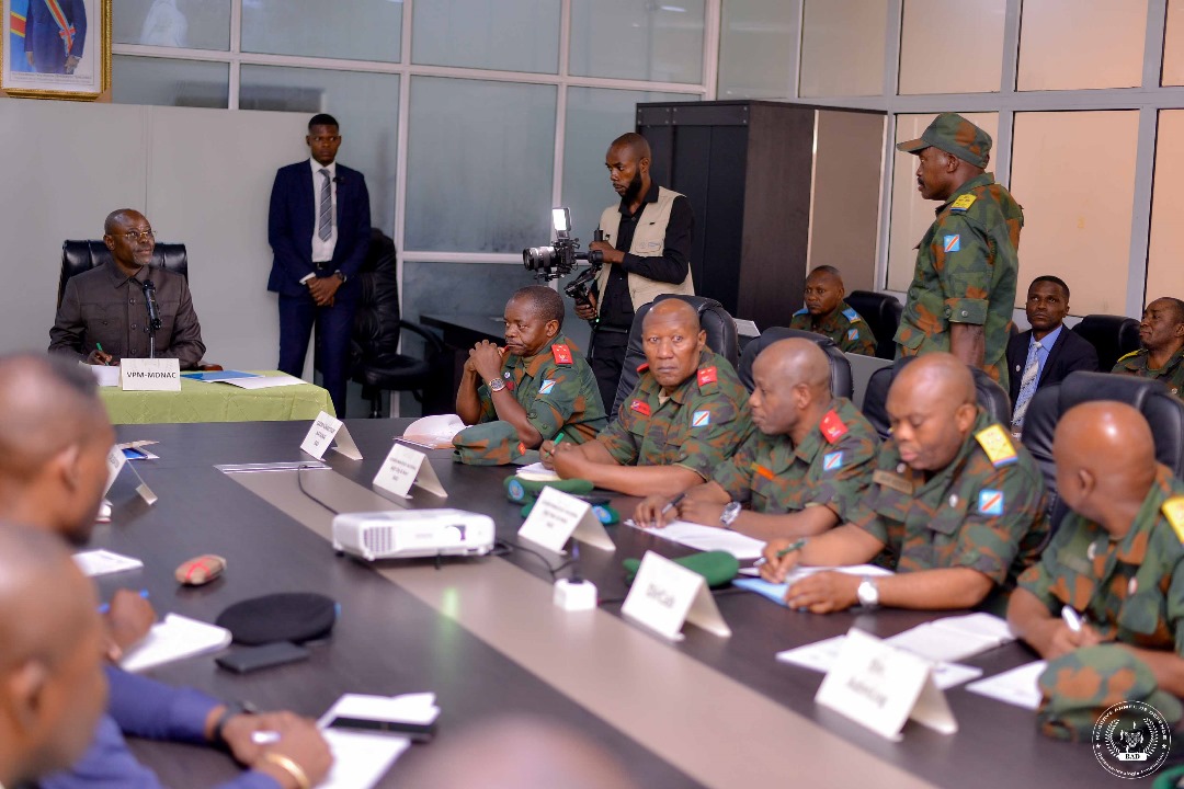 Le Vice-Premier Ministre de la Défense Nationale Me. Guy KABOMBO MWADIAMVITA en visite d’itinérance à la Réserve Armée de la Défense.